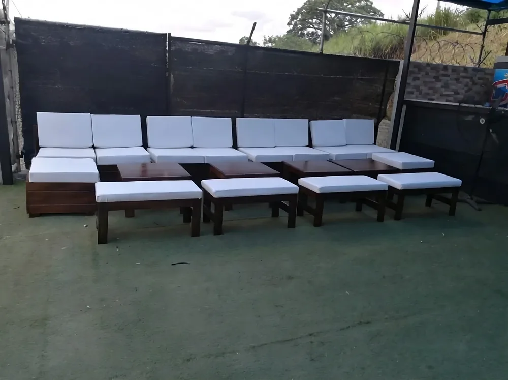 Lounge exterior con salas y mesas