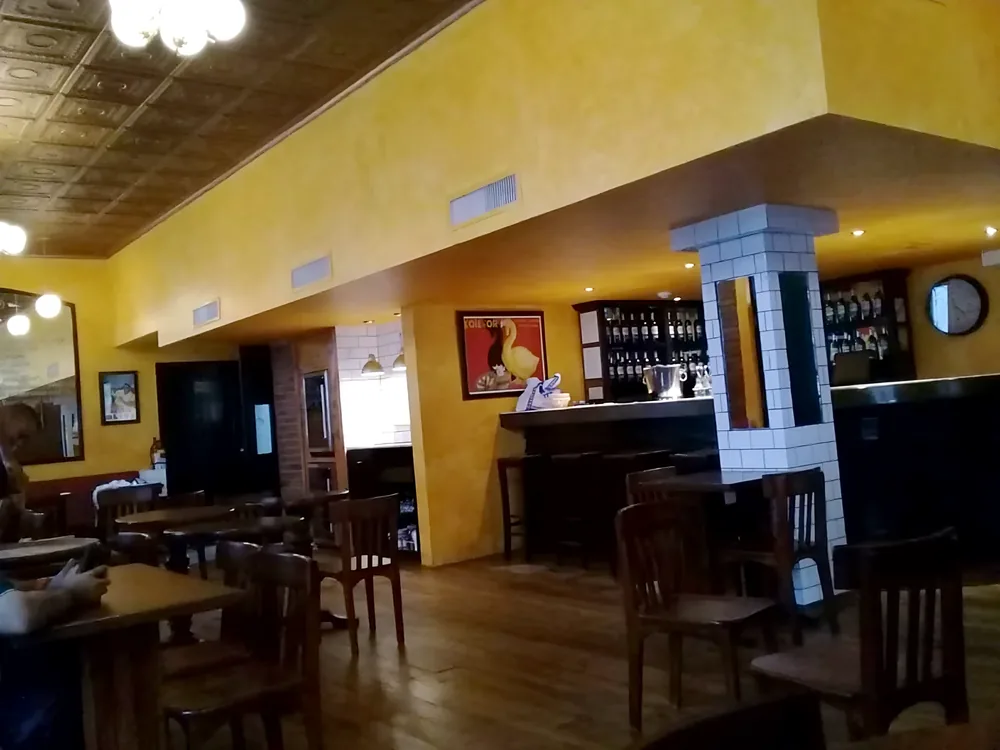 Salón y barra de restaurante