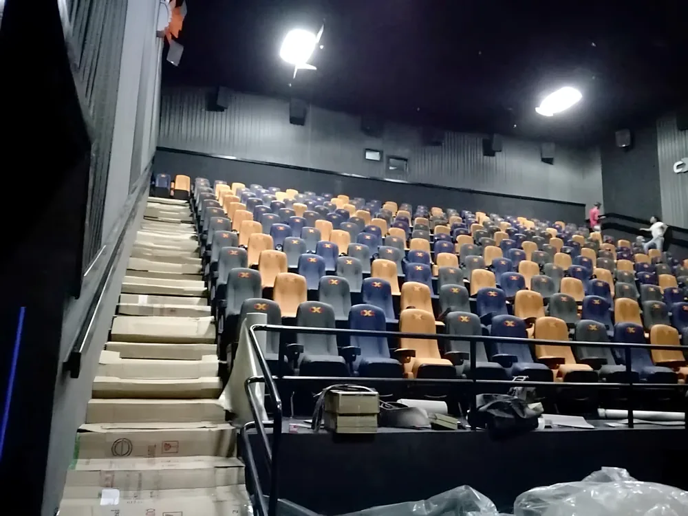 Sala de cine — gradas y acabados