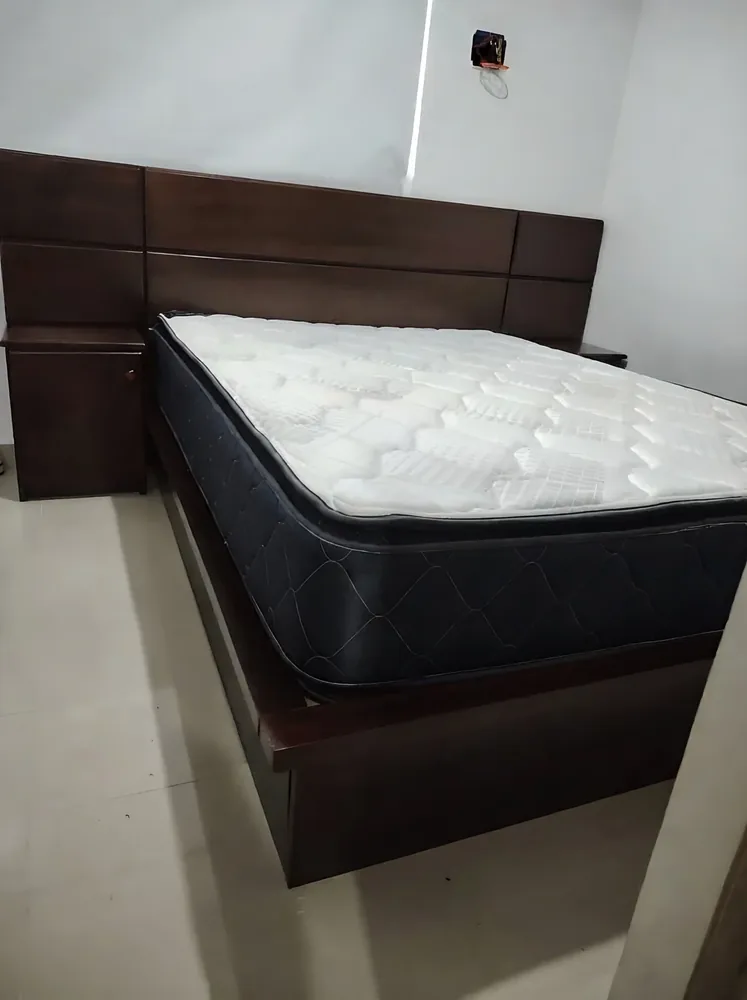 Cama con cabecera de madera