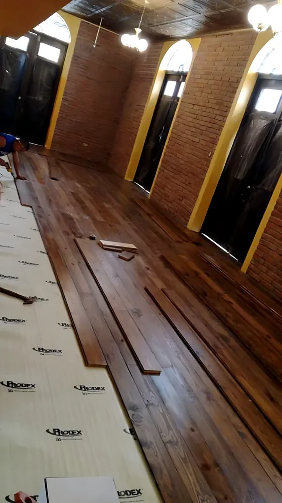 Piso de madera en salón patrimonial