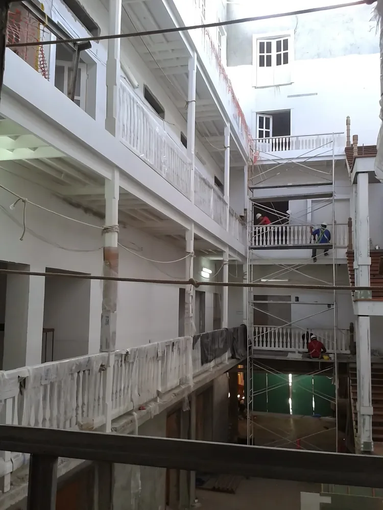 Balcones y barandas en obra