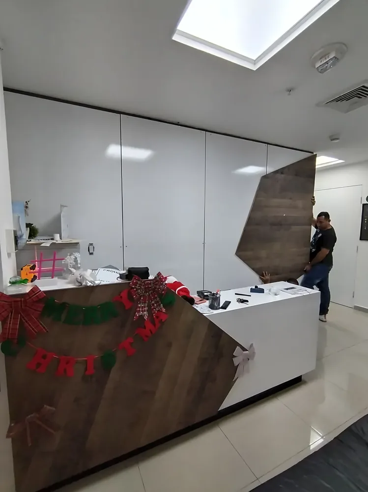 Recepción con revestimiento en madera